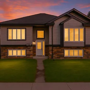 Holiday home Tropical Oasis - King Beds - Free Netflix & Parking - Fast Wi-fi, Edmonton